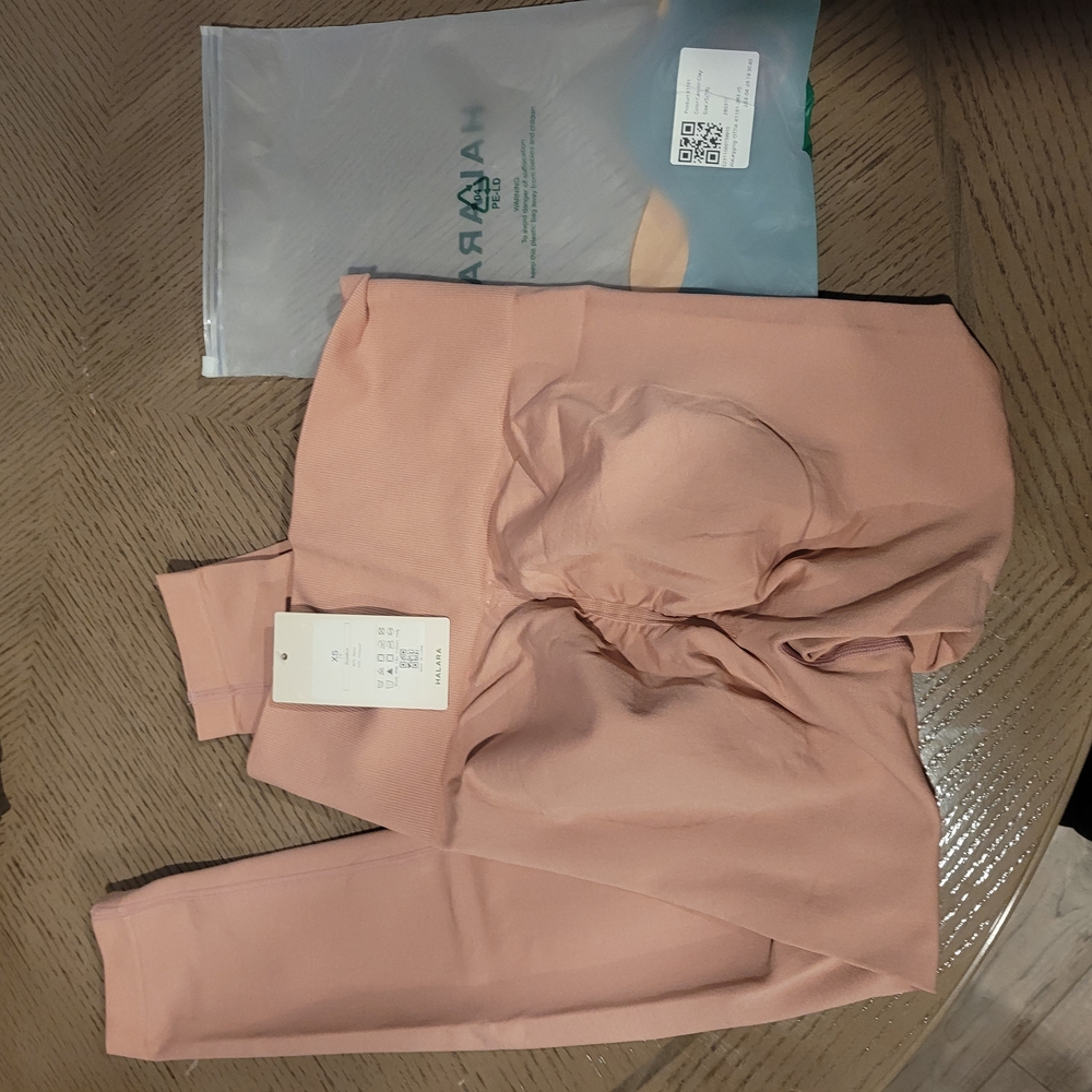 Halara Seamless Butt Lifting Pink Leggings - Picture 4 of 5